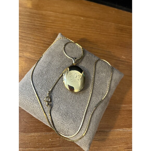 Vintage Jewelry Gold Tone Oval Monogrammed Polished Picture Locket Necklace 24” - Picture 4 of 6